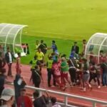 gol kontroversial Liga 2 kericuhan laga Deltras Persibo