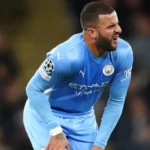 Kyle Walker mengenakan jersey Manchester City di lapangan, siap bergabung dengan AC Milan secara gratis di bursa transfer Januari 2025