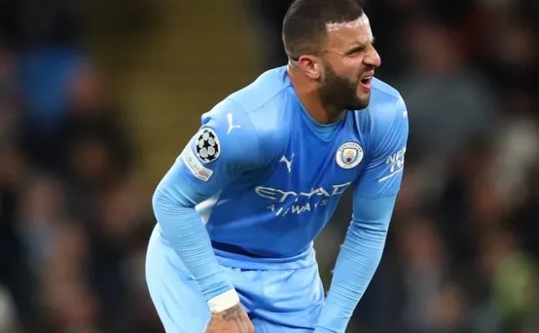 Kyle Walker mengenakan jersey Manchester City di lapangan, siap bergabung dengan AC Milan secara gratis di bursa transfer Januari 2025