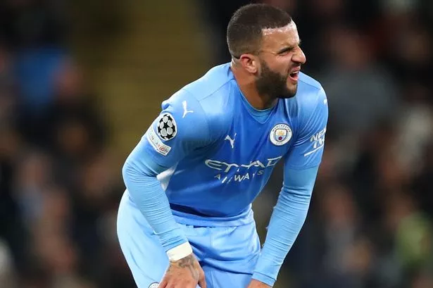 Kyle Walker mengenakan jersey Manchester City di lapangan, siap bergabung dengan AC Milan secara gratis di bursa transfer Januari 2025