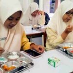 Siswa SMAMDA Sidoarjo makan menu bergizi gratis