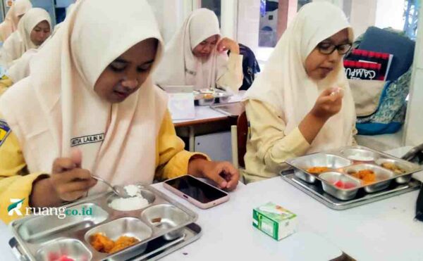 Siswa SMAMDA Sidoarjo makan menu bergizi gratis