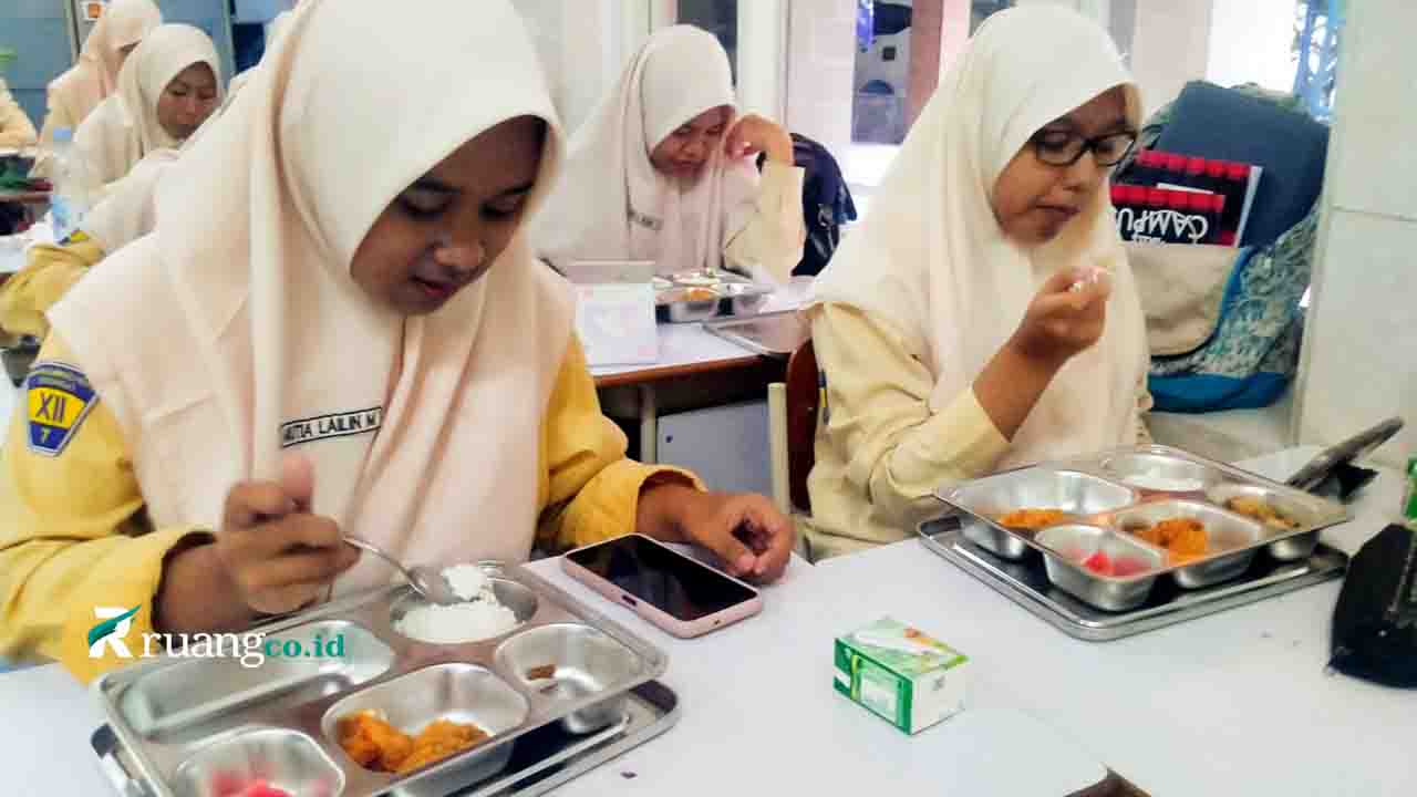 Siswa SMAMDA Sidoarjo makan menu bergizi gratis