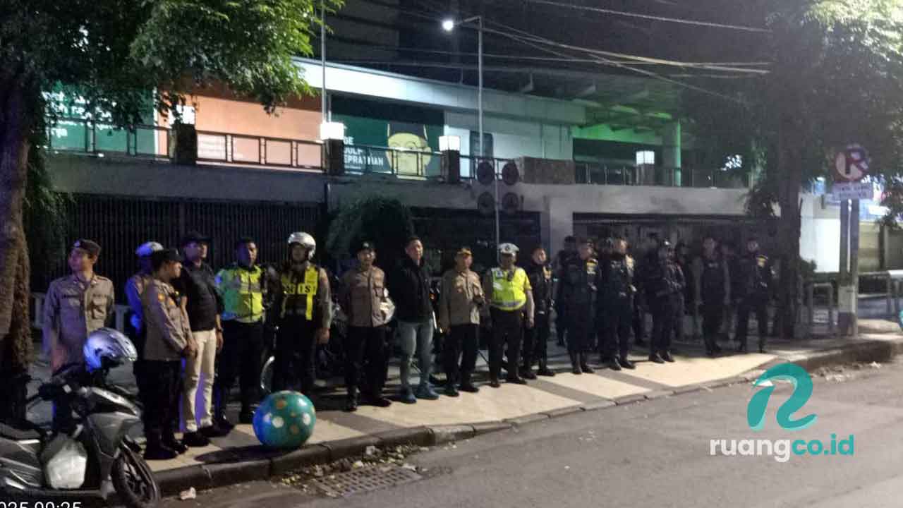 patroli keamanan malam Surabaya