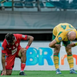 Pemain Persebaya dan Malut United berebut bola di Stadion Gelora Bung Tomo saat pertandingan pekan ke-19 Liga 1 2024.