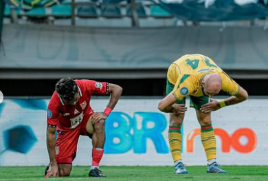 Pemain Persebaya dan Malut United berebut bola di Stadion Gelora Bung Tomo saat pertandingan pekan ke-19 Liga 1 2024.