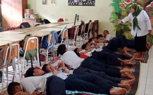 tidur siang di SMPN 39 Surabaya