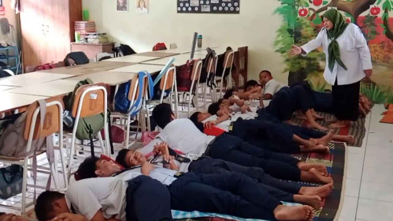 tidur siang di SMPN 39 Surabaya