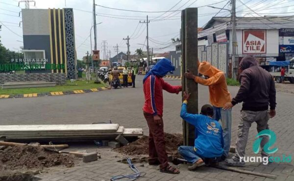 warga GSI Surabaya konflik jalan ditutup beton