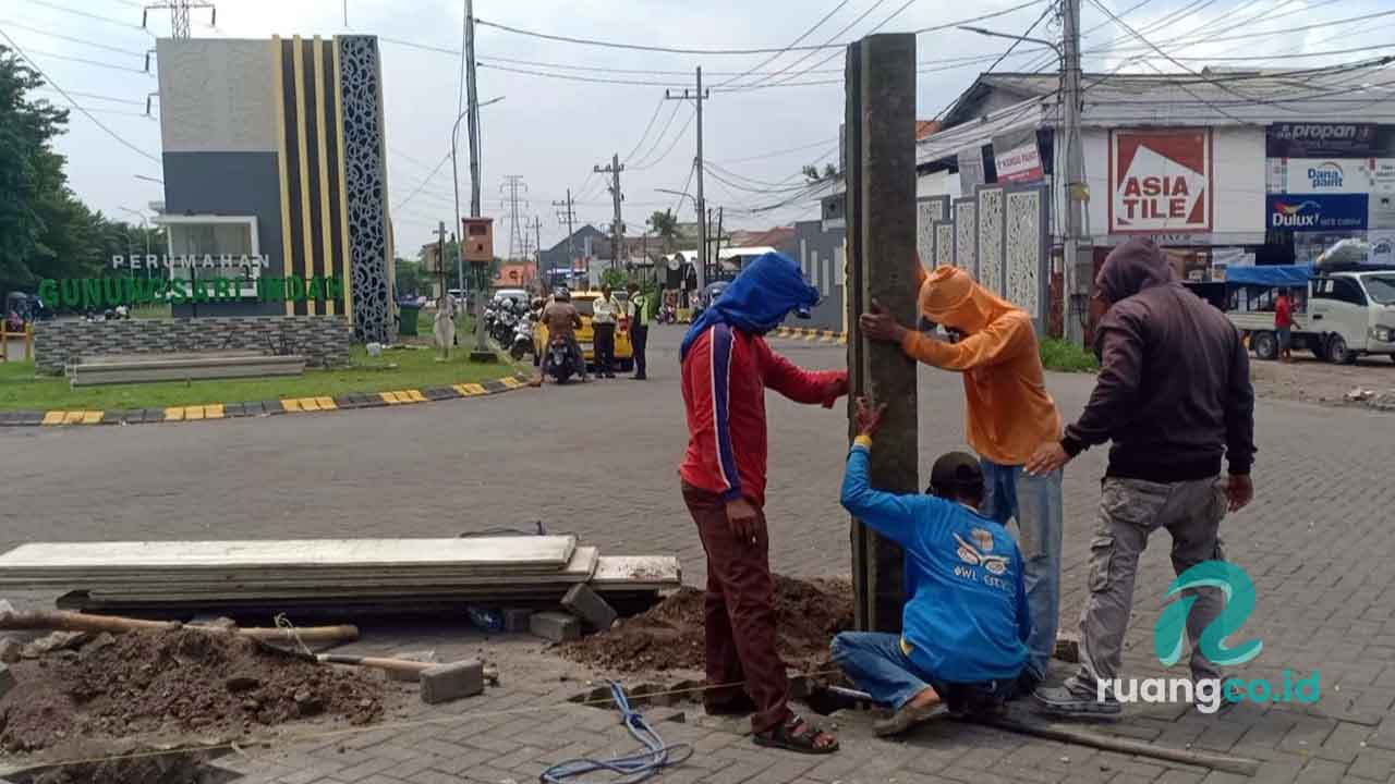 warga GSI Surabaya konflik jalan ditutup beton