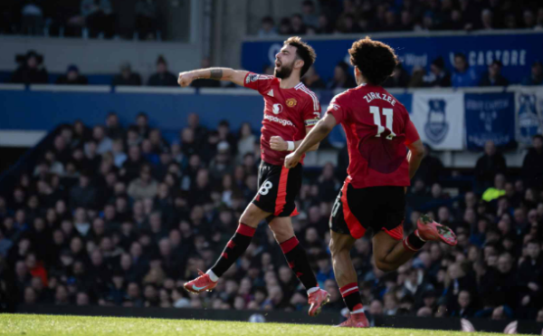 Selebrasi Bruno Fernandes di laga Manchester United vs Everton di Goodison Park. (c) Manchester United Official