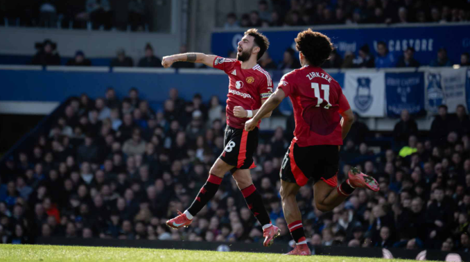 Selebrasi Bruno Fernandes di laga Manchester United vs Everton di Goodison Park. (c) Manchester United Official