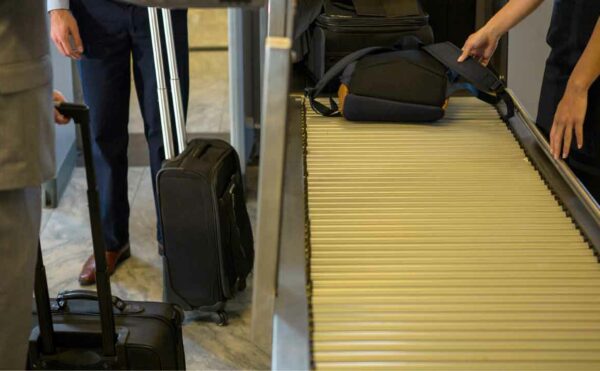 mengurus koper hilang di bandara