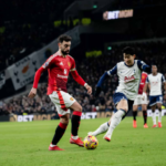 Bruno Fernandes Berusaha Melewati Pemain Tottenham Hotspurs. (c) Manchester UNited Official