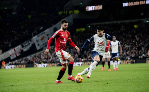 Bruno Fernandes Berusaha Melewati Pemain Tottenham Hotspurs. (c) Manchester UNited Official