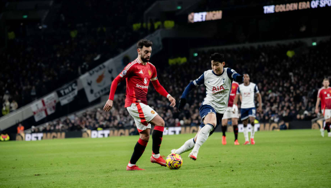 Bruno Fernandes Berusaha Melewati Pemain Tottenham Hotspurs. (c) Manchester UNited Official