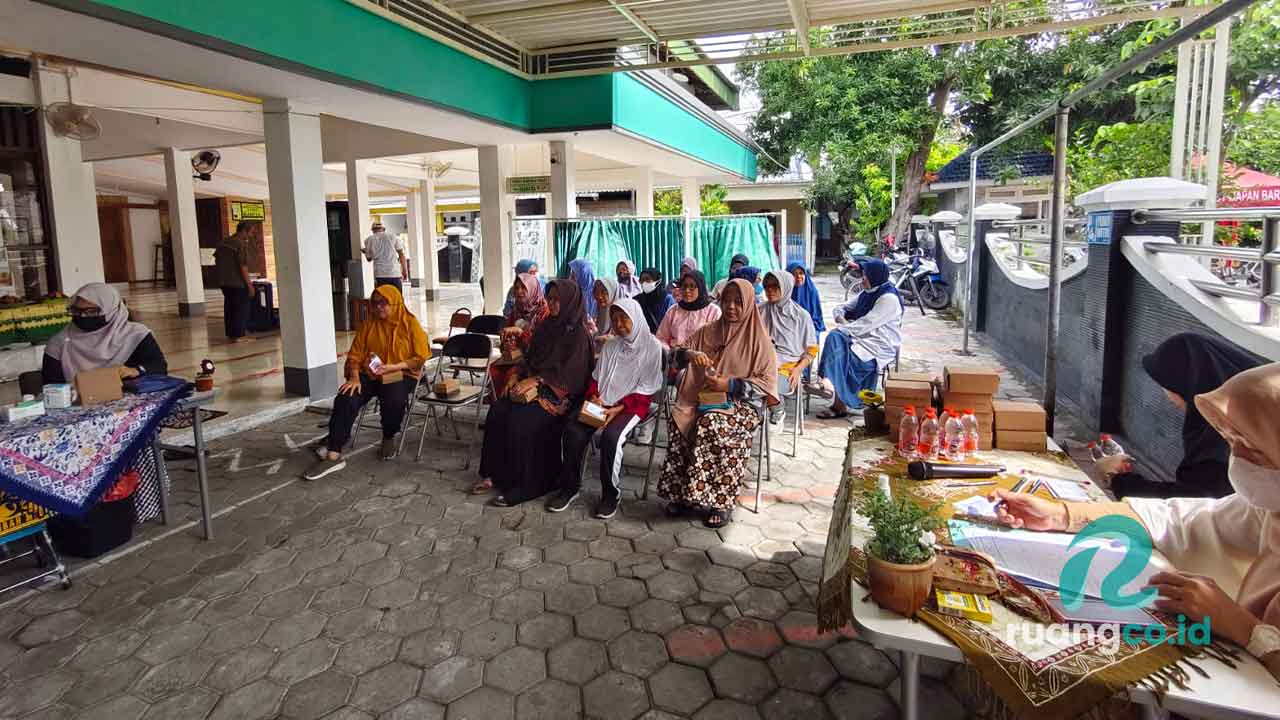 Masjid Al-Haq Surabaya Medical check-up gratis lansia