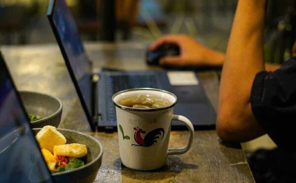 10 Cafe Surabaya 24 Jam yang Nyaman Buat Nugas & Nongkrong Santai