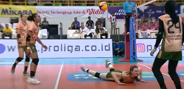 Pemain Gresik Petrokimia menang atas Jakarta Pertamina Enduro di Proliga 2025. (c) Proliga Official