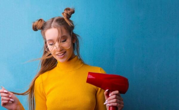 Rambut Sering Dikeringkan dengan Hair Dryer, Aman atau Tidak?