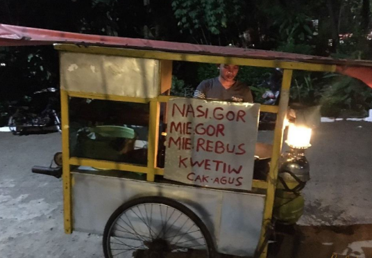 Nasi goreng kaki lima enak di Surabaya dengan topping melimpah