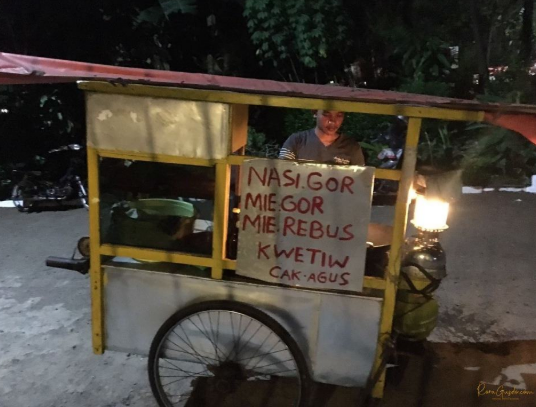 Nasi goreng kaki lima enak di Surabaya dengan topping melimpah