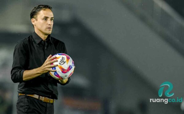 Coach Munster pelatih persebaya