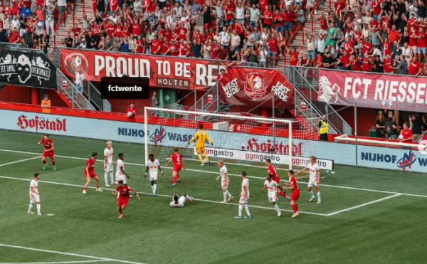 FC Twente sata bermain di stadion De Grolsch Veste.