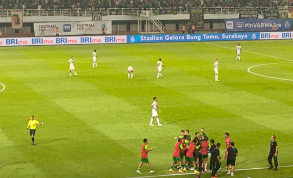 Selebrasi pemain Persebaya Surabaya setelah mencetak gol ke gawang Persib Bandung di Liga 1 2025