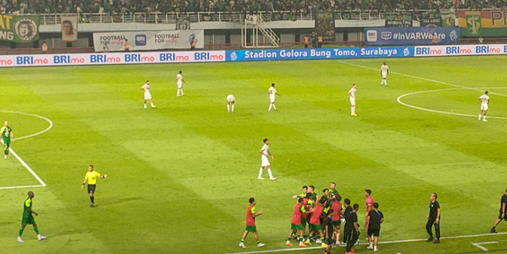 Selebrasi pemain Persebaya Surabaya setelah mencetak gol ke gawang Persib Bandung di Liga 1 2025