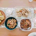 Kombinasi makanan yang enak dengan opor ayam