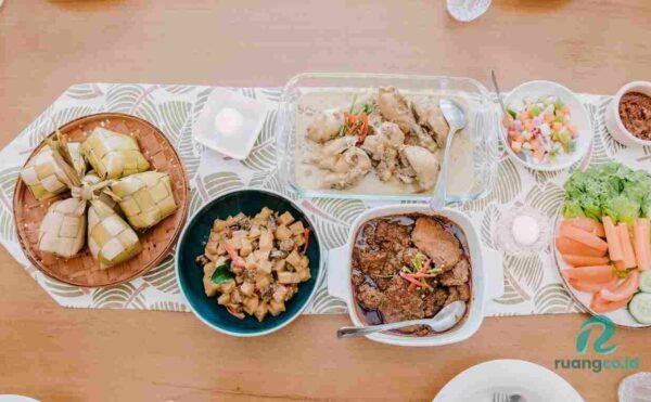 Kombinasi makanan yang enak dengan opor ayam