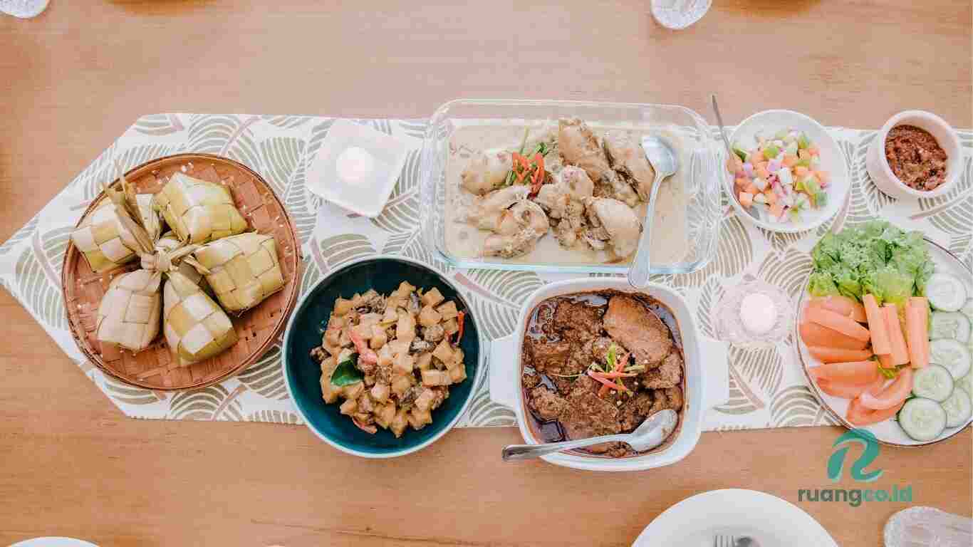 Kombinasi makanan yang enak dengan opor ayam