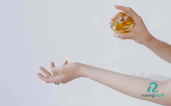 Rahasia Parfum Tahan Lama, Tips dan Trik Agar Wangi Sepanjang Hari