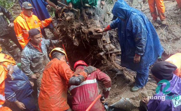 Longsor Pacet-Cangar