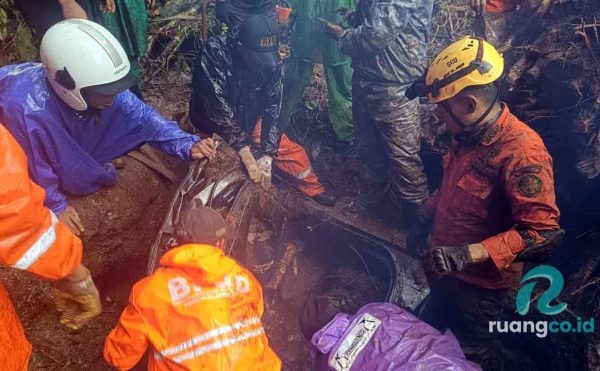 evakuasi korban longsor Cangar
