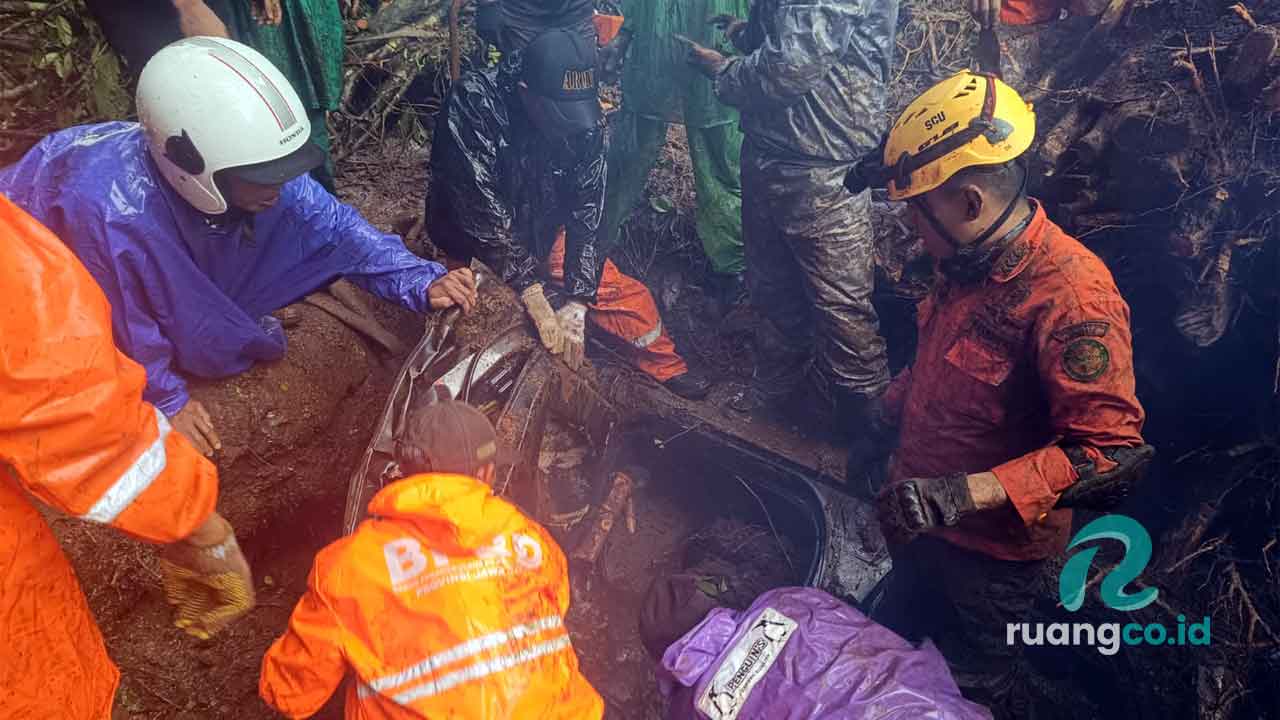 evakuasi korban longsor Cangar