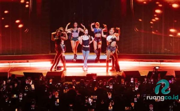 Lirik With the IE Jennie BLACKPINK