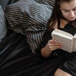 manfaat membaca sebelum tidur