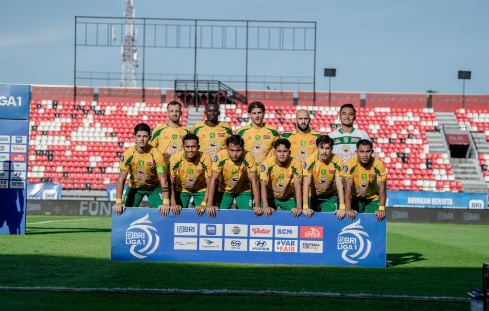 Tim Persebaya saat menghadapi Arema FC di Liga 1 2025. (Dok Official PERSEBAYA)