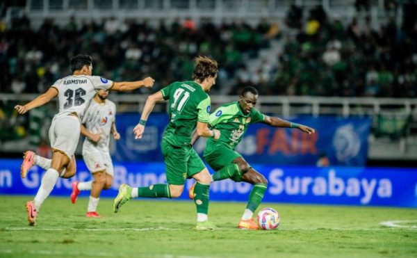 Pemain Persebaya ketika berlaga melawan Madura United di Stadion Gelora Bung Tomo. (Dok. Official Persebaya)