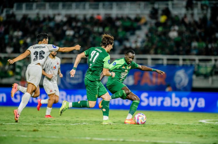 Pemain Persebaya ketika berlaga melawan Madura United di Stadion Gelora Bung Tomo. (Dok. Official Persebaya)