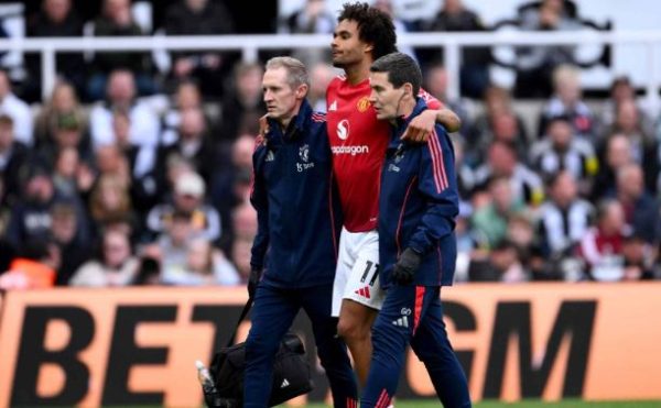 Joshua Zirkzee Cedera Saat Melawan Newcastle United. (Dok. Official ManUtd)
