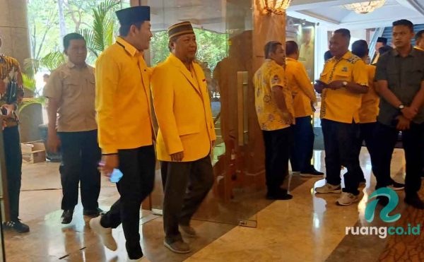 Bupati Subandi baju kuning Golkar