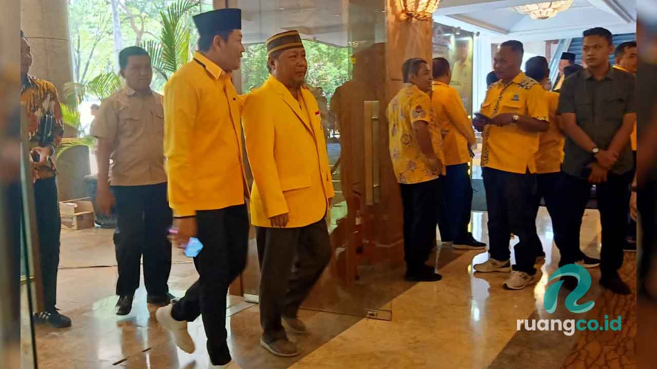 Bupati Subandi baju kuning Golkar