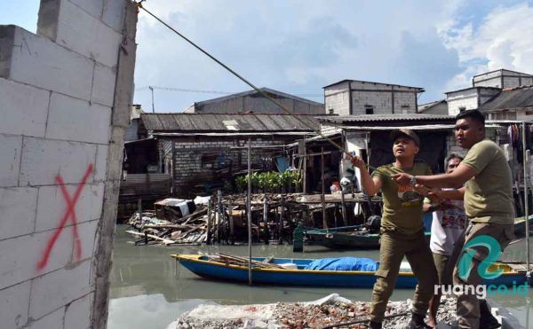 Penertiban bangunan liar Surabaya