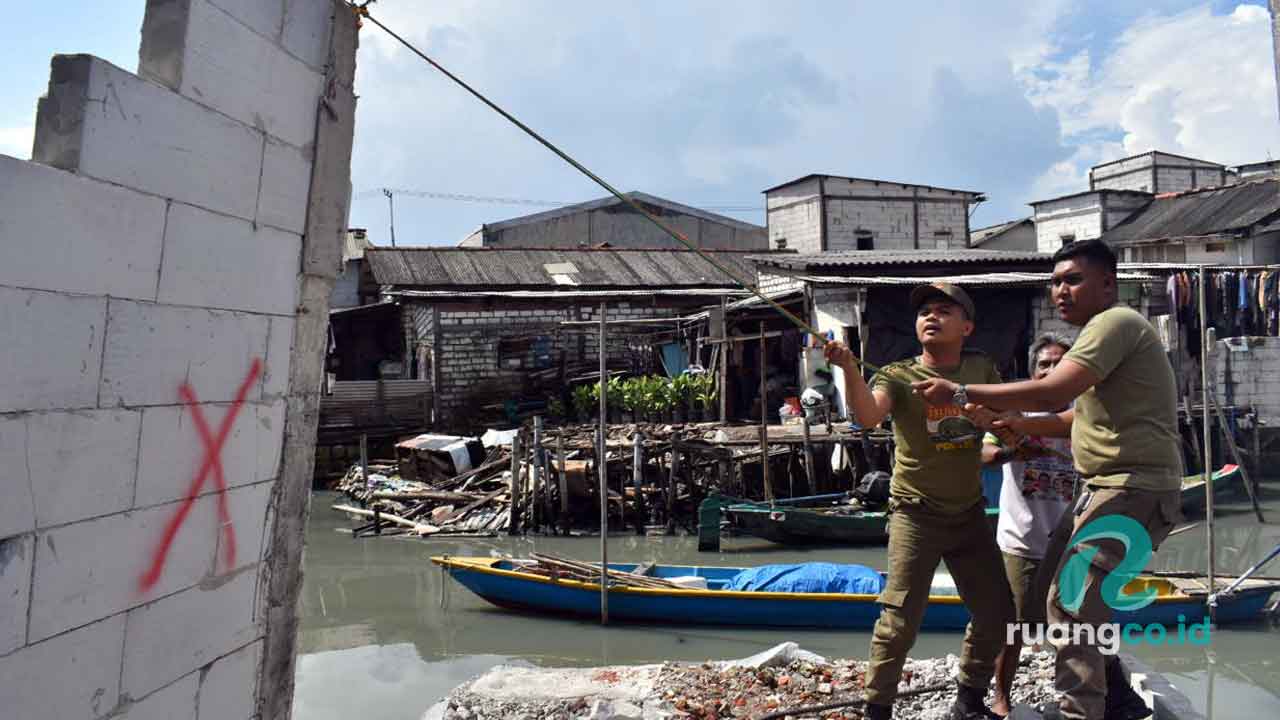 Penertiban bangunan liar Surabaya