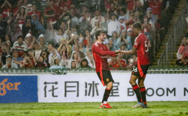 Chido Obi merayakan gol bersama rekan setim Manchester United di Hong Kong Stadium.(c) Official ManUtd