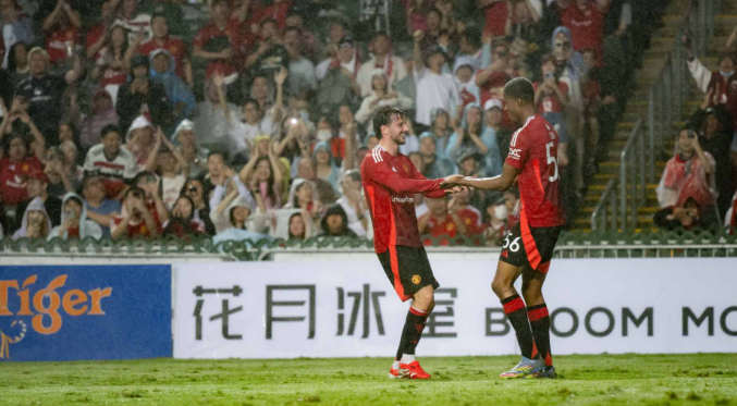 Chido Obi merayakan gol bersama rekan setim Manchester United di Hong Kong Stadium.(c) Official ManUtd