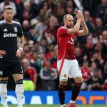 Christian Eriksen melambaikan tangan perpisahan di Old Trafford.(c) Dok Official ManUtd